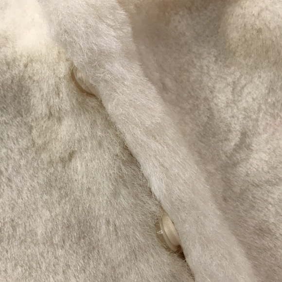 ✨Sold✨Baby Gap Faux Fur Cream Coloured Vest With Loop Buttons Size 0-6 Months - Picture 3 of 10